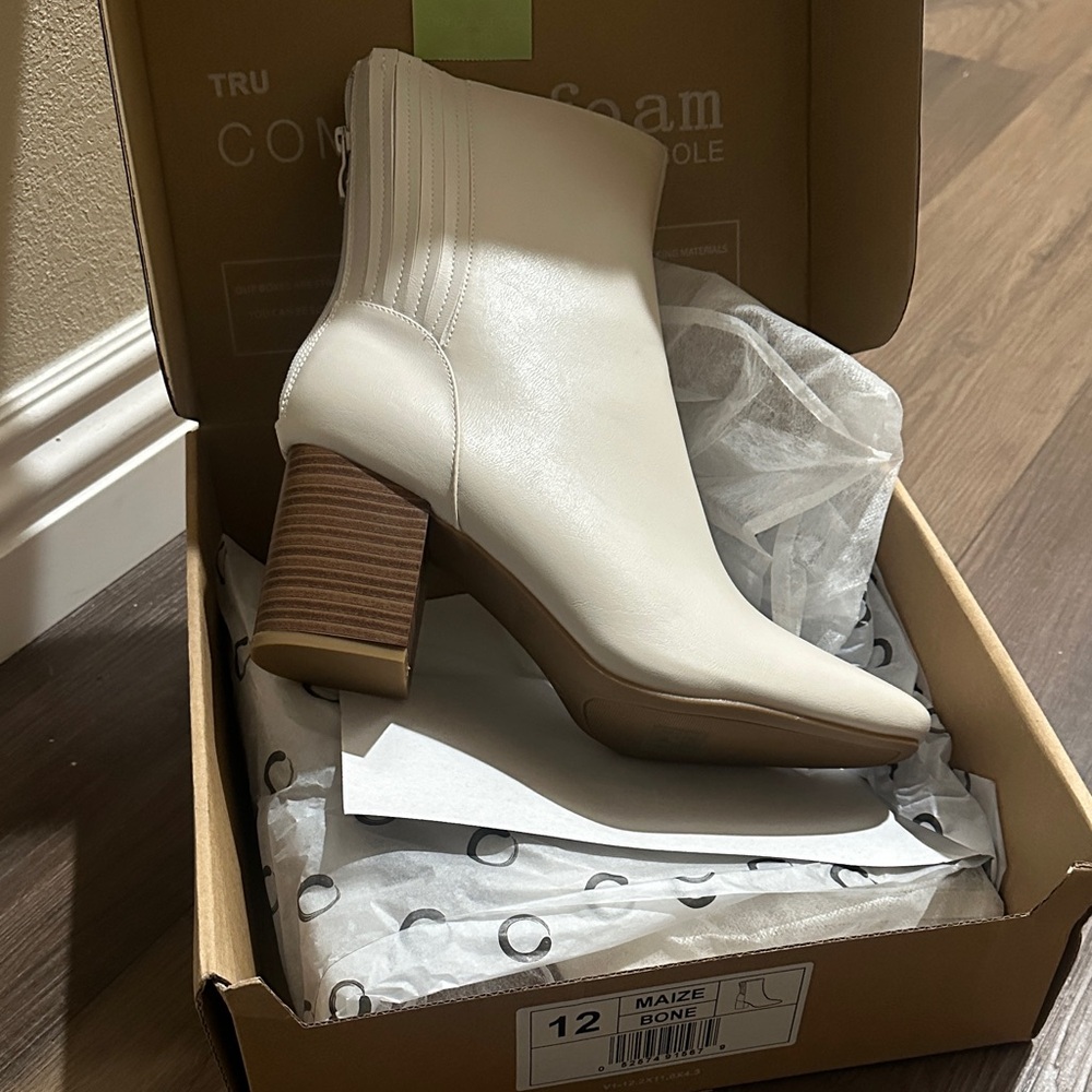 Journee Collection Bone Heeled Boots